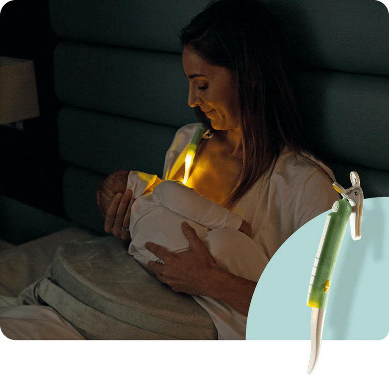Madre usando LatchLight durante la alimentación nocturna.